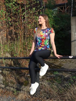 Kdo říká, že podzim musí znamenat jen teplou mikinu? 🍂 Nezapomínej, že i pod ní si můžeš vzít super tričko, které rozzáří...